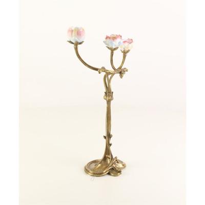 BRONZEN KANDELAAR MET TWEE TAKKEN EN PORSELEIN