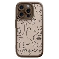 iPhone 15 Pro bruine case - Abstract faces - thumbnail