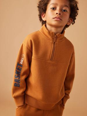 Jongenssweatshirt met truckerskraag en basketbalmotief op de mouw hazelnoot