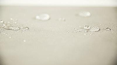 Wandgemonteerde opvouwbare aankleedtafel - ROBA - DSCHUNGELBABY - Inclusief matras met veelkleurige strepen - 2 geïntegreerde planken - Natuurlijk hout