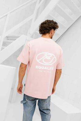 Equalité Arid Oversized T-Shirt Heren Roze - Maat XS - Kleur: WitRoze | Soccerfanshop Equalité Arid Oversized T-Shirt Heren Roze - Maat XS - Kleur: WitRoze | Soccerfanshop