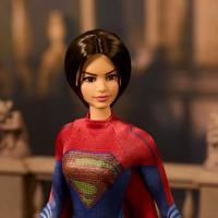 Barbie Supergirl Collectible Fashion Doll uit The Flash Movie draagt rood en blauw pak met cape, inclusief poppenstandaard (exclusief Amazon) - thumbnail