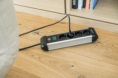 Brennenstuhl Premium-Alu-Line Met Schakelaar 4-Voudig 1,8M H05Vv-F 3G1,5 - 1391030400