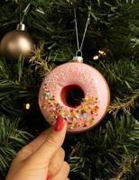 Nordic Light Kerstbal Donut Roze 10 cm - thumbnail
