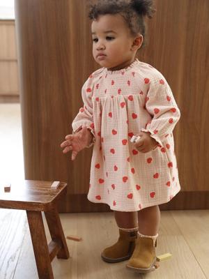 Jurk baby bedrukt met kleine hartjes roze (poederkleur)