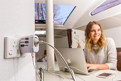 SKROSS | 1.302460 | PRO LightUSB | Universele Reisadapter 2 en 3 Polig en met 2 USB Stopcontacten | Spanning en vermogen: 100V – 630W / 250V – 1575W - Bescherming tegen elektrische schokken