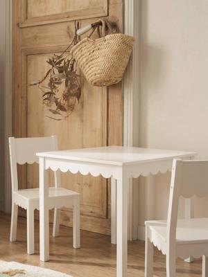 Tafel en 2 kinderstoelen met feston wit