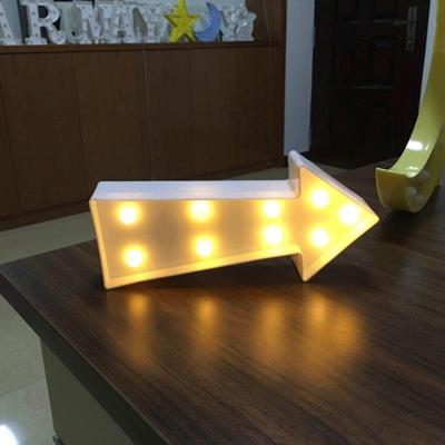 Creatieve pijl teken vorm Warm wit LED decoratie Light 2 x AA batterijen aangedreven partij Festival tabel bruiloft Lamp nacht Light(White)