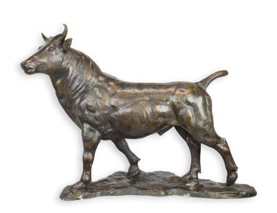BRONZEN BEELD VAN EEN STIER OP EEN SOKKEL