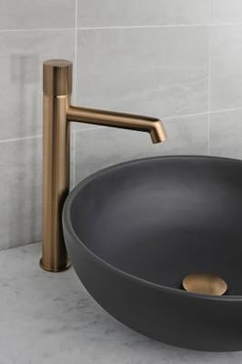 Ben Engraved Line verhoogde wastafelkraan Geborsteld koper