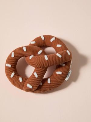 Stoffen speelgoed hond bretzel hazelnoot Stoffen speelgoed hond bretzel hazelnoot