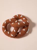 Stoffen speelgoed hond bretzel hazelnoot - thumbnail