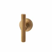 Hardbrass Deurkruk T-model Mila op rond rozet - messing getrommeld - thumbnail