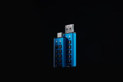 Kingston IronKey Keypad 200 USB-stick Retail 32 GB Blauw IKKP200/32GB USB-A 3.2 Gen 1 Kingston IronKey Keypad 200 USB-stick Retail 32 GB Blauw IKKP200/32GB USB-A 3.2 Gen 1