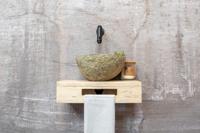 Saniclear Seba fonteinset met eiken plank, rivierstenen waskom en zwarte kraan voor in het toilet - thumbnail