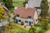 Faller 131322 H0 Woonhuis met rieten dak - thumbnail
