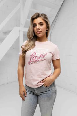 Guess Love Triangle T-Shirt Dames Roze - Maat L - Kleur: Roze | Soccerfanshop Guess Love Triangle T-Shirt Dames Roze - Maat L - Kleur: Roze | Soccerfanshop