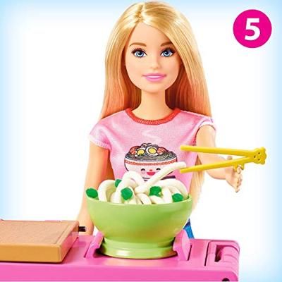 Barbie noodle bar speelset en pop