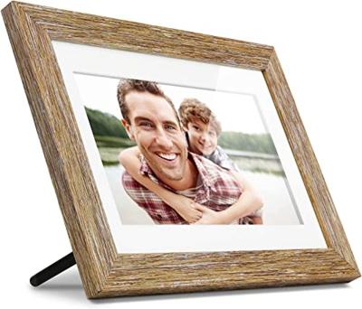 Aluratek (ADPFD10F) Digitale fotolijst met automatische diashow, Distressed Wood Rand, 1024 x 600, hoogteverhouding 16: 9, geschikt voor wandmontage