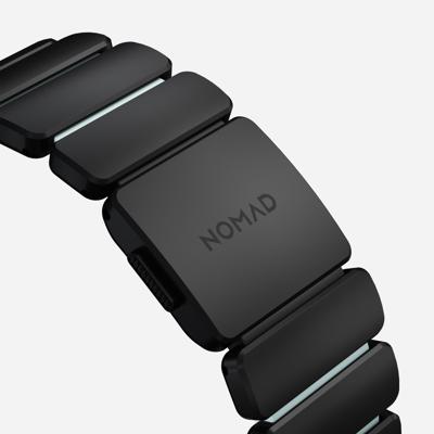 Nomad Stratos Titanium Strap Apple Watch 44mm / 45mm / 46mm / 49mm Zwart / Icy Blue Glow