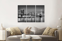 Schilderij - Brooklyn Bridge in zwart en wit, 3 luik, 120x80cm premium print - thumbnail
