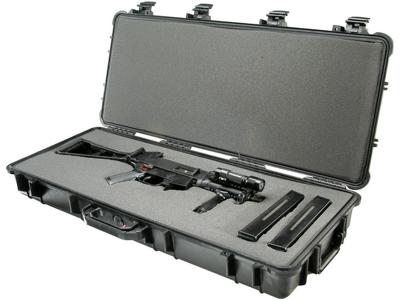 Peli 1700 Waterdichte Langwerpige Koffer Voor Statieven, Jachtgeweer, E.A., IP67 Water- En Stofdicht, Capaciteit: 42L, Gemaakt In De Vs, Met Aanpasbaar Plukschuim, Kleur: Zwart