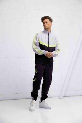 F.C. Bayern München Woven Trainingspak Senior 2023/2024 - Maat XS - Kleur: Paars | Soccerfanshop F.C. Bayern München Woven Trainingspak Senior 2023/2024 - Maat XS - Kleur: Paars | Soccerfanshop