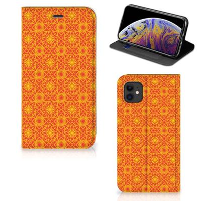Apple iPhone 11 | Hoesje met Magneet | Batik Oranje Apple iPhone 11 | Hoesje met Magneet | Batik Oranje