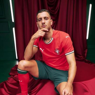 Portugal Thuis Shirt Heren Rood 2025/2026 - Maat S - Kleur: Rood | Soccerfanshop Portugal Thuis Shirt Heren Rood 2025/2026 - Maat S - Kleur: Rood | Soccerfanshop