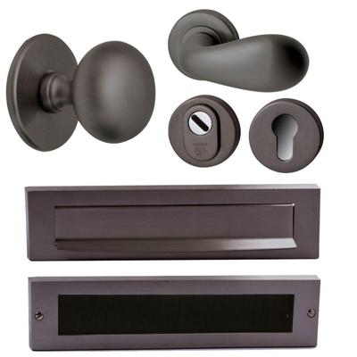 Hardbrass Voordeurset Iris/Olympia compleet rechtswijzend SKG3 met kerntrekbeveiliging - PVD gun metal Hardbrass Voordeurset Iris/Olympia compleet rechtswijzend SKG3 met kerntrekbeveiliging - PVD gun metal