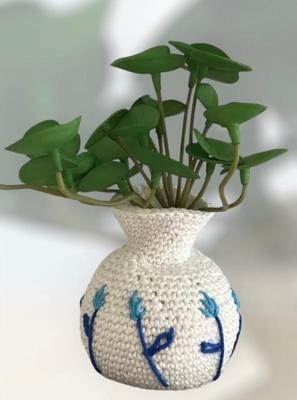 Haakpakket byClaire Delfts blauw vaasje met geborduurde bloemen