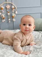 3-delige gebreide set: vest, broek en babyschoentjes gemêleerd beige - thumbnail