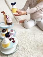 Small Foot - houten speeleten etagere met cupcakes, 13dlg. - thumbnail