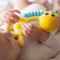 Playgro Squeak And Soothe Natural Teether hangend babyspeelgoed - thumbnail