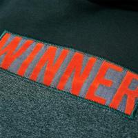 Kindertrui met capuchon winner-print 128 donkergroen - thumbnail