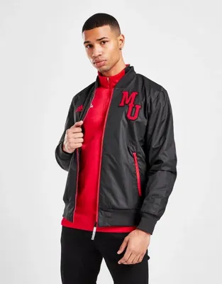 Manchester United Jas Zwart Senior - Maat L - Kleur: Zwart | Soccerfanshop Manchester United Jas Zwart Senior - Maat L - Kleur: Zwart | Soccerfanshop