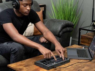 AKAI MPK Mini MK3 Bedieningstoetsenbord Regelaar MIDI USB Zwart, Grijs