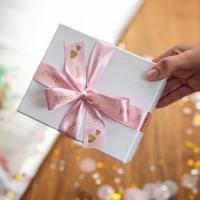 Brother Brother TZe-RE54 - Seidig - Gold auf Pin Labeltape Tapekleur: Roze Tekstkleur: Goud 4 m - thumbnail