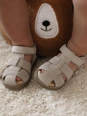 Gesloten sandalen met klittenband van leer voor baby's zandbeige Gesloten sandalen met klittenband van leer voor baby's zandbeige