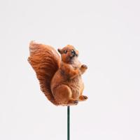Eekhoorn op stok 8x4x6 cm - thumbnail