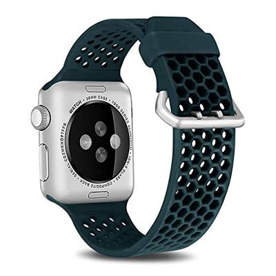 Bandje met gaatjes - Groen - Geschikt voor Apple Watch 44mm / 45mm / 46mm / 49mm - thumbnail