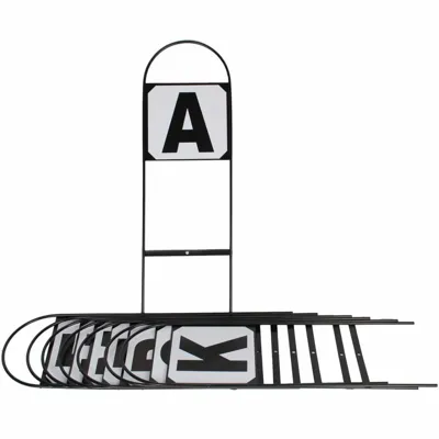 Manegeletters op voet