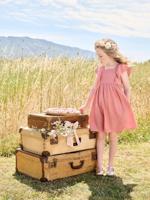 Nette jurk van katoenen gaas met mouwen met Engels borduurwerk oudroze - thumbnail