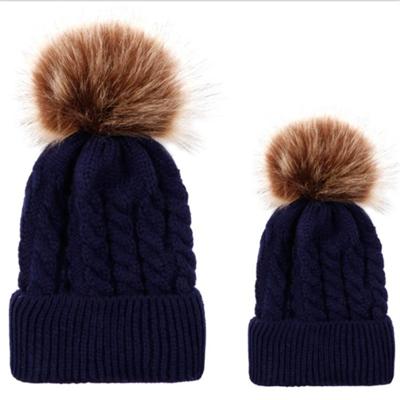 2 in 1 herfst en winter ouder-kind hoed instellen warme twist textuur gebreide muts met wol bal grootte: ouder-kind (marineblauw)