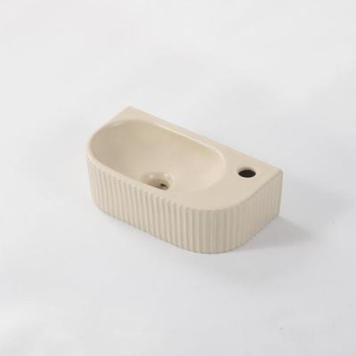 QeramiQ Blend Fontein - 40x22x12cm - Rechts - Geribbeld - halfrond - 1 kraangat - Keramiek - Beige mat 8715LB QeramiQ Blend Fontein - 40x22x12cm - Rechts - Geribbeld - halfrond - 1 kraangat - Keramiek - Beige mat 8715LB