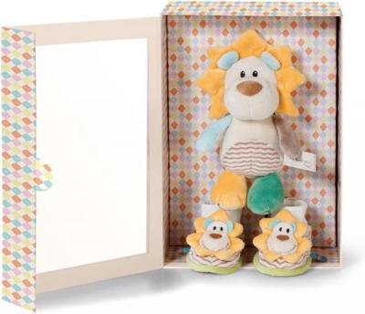 Van Der Doelen Nici stoffen leeuw met babyslofjes in kado doos Van Der Doelen Nici stoffen leeuw met babyslofjes in kado doos