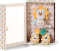 Van Der Doelen Nici stoffen leeuw met babyslofjes in kado doos - thumbnail