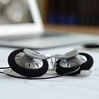 Koss KSC75 stereo hoofdtelefoon met oorclip voor iPod, iPhone, MP3 en smartphone - zwart/zilver - thumbnail