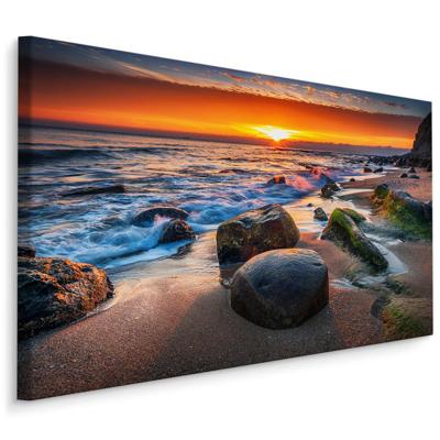 Schilderij - Strand met rotsen met zonsondergang , Wanddecoratie , Premium print