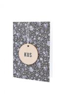 Zusss Wenskaart met houten tag kus zwart - thumbnail
